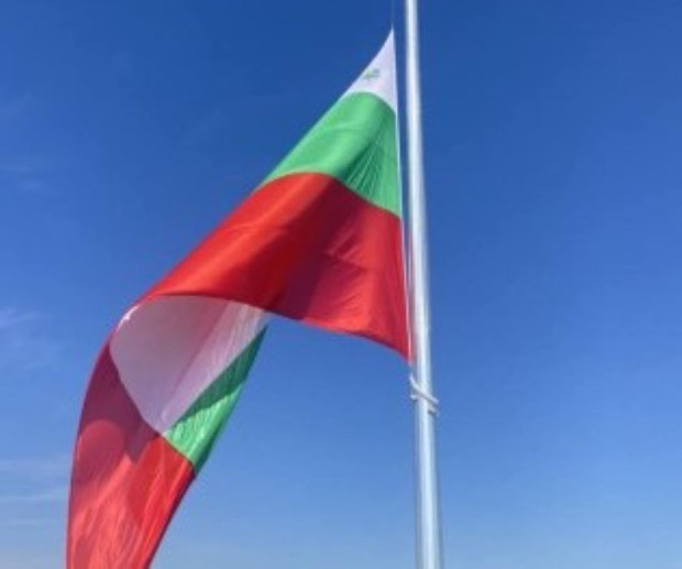 </TD
>Българският национален флаг върху сградата на Областната и Общинската администрация