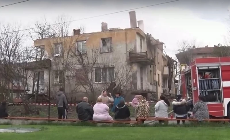 Загинал и 16 семейства на улицата след голям пожар в Димитровград