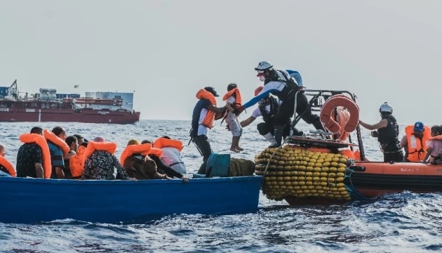 Най-малко 60 мигранти са загинали след седмица носене на гумена лодка в Средиземно море