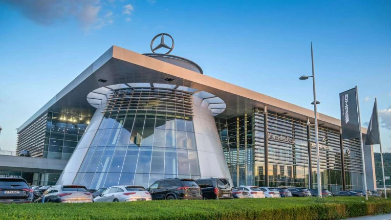 Mercedes-Benz продава всички свои автокъщи в Германия
