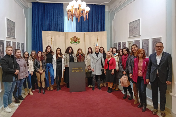 Студенти от ИУ – Варна изучаващи Съдебна администрация към катедра