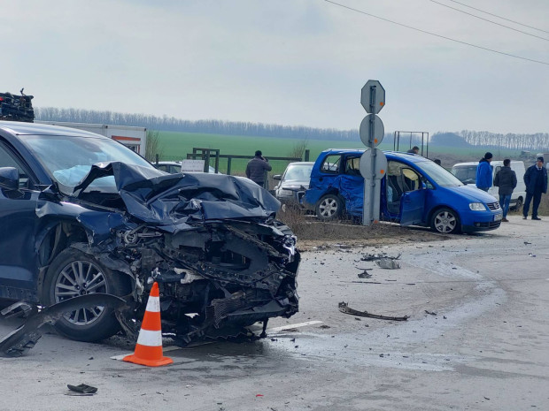 Появиха се още снимки от грозната катастрофа на пътя Добрич