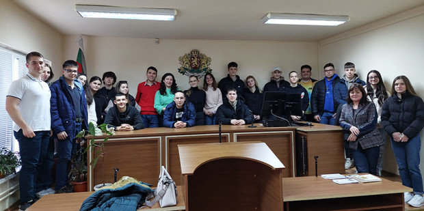 Ученици се срещнаха с магистрати от Районния съд във Варна