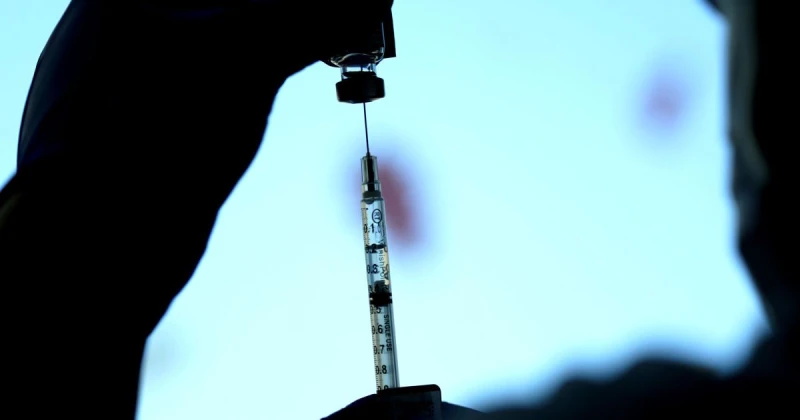 Човекът с 217 дози ваксина срещу коронавирус се изследва: жив и здрав е, ваксинира се пак