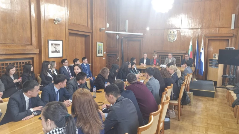 Кметът на Бургас на среща с магистри от Академията за държавно управление към президента на Казахстан