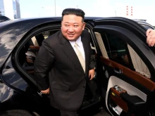 Ким Чен Ун се вози в лимузина, подарена му от Владимир Путин