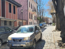 Проблемът с автомобилите в Стария град: Водачите бъркат достъп с право на паркиране