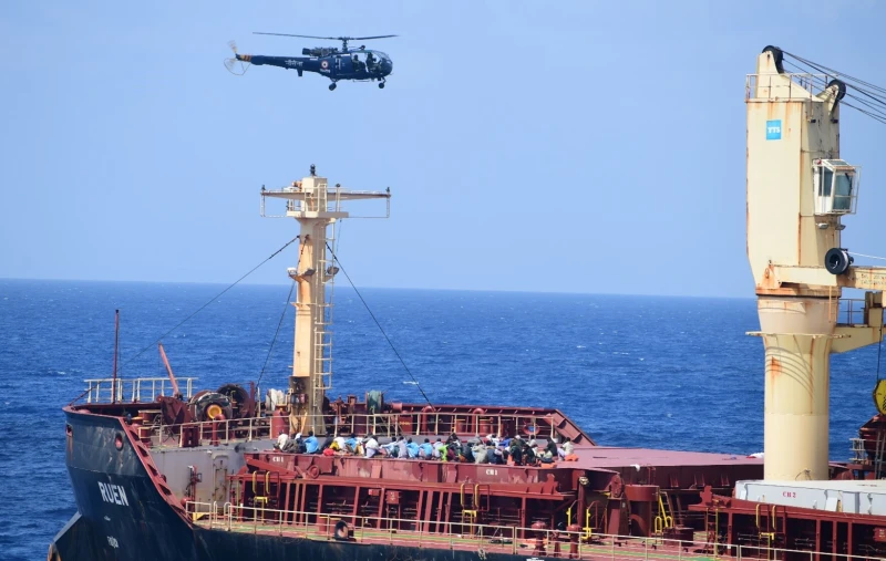 Индийските ВМС спасиха екипажа на отвлечения кораб "Руен" 