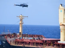 Индийските ВМС спасиха екипажа на отвлечения кораб "Руен" 
