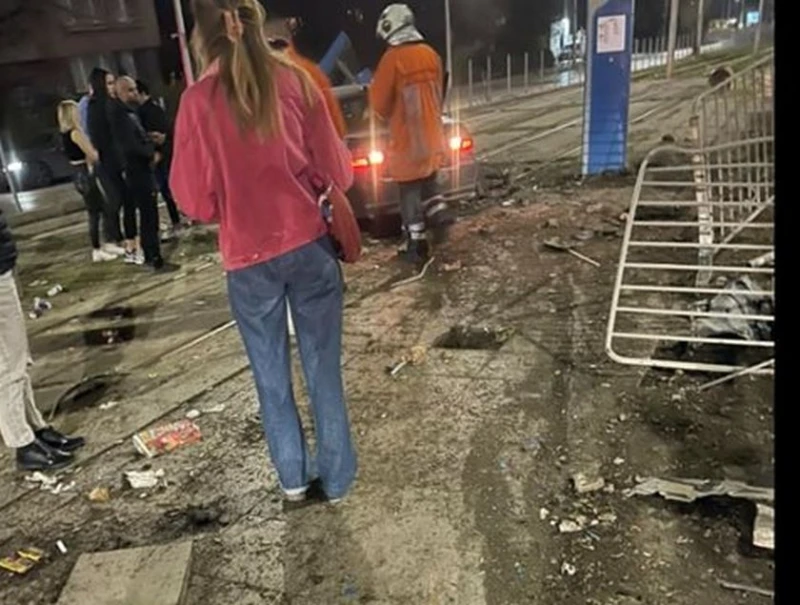 Кола се заби в спирка на градския транспорт в София