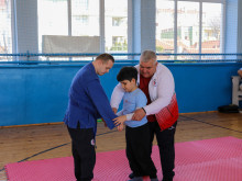 Треньор по самбо пътува от София до Русе в помощ на деца с аутизъм