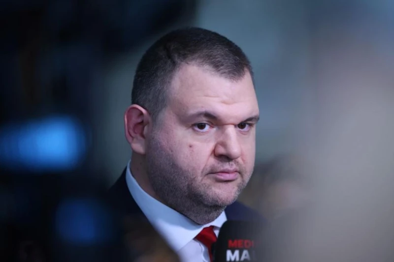 Пеевски с ултиматум към Борисов и Петков