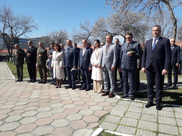 </TD
>В Пловдив днес се честват 81 години от сформирането на