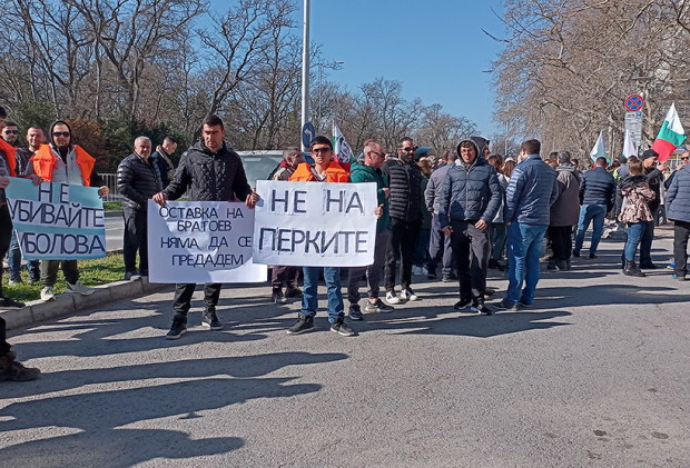 Стотици рибари и хотелиери протестираха срещу перките във Варна