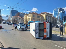 Обърната линейка в София