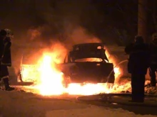 Разследват пожар, изгорил две коли в Свищов