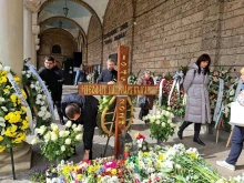 Вечна памет: Миряни прекланят глава пред гроба на патриарх Неофит и днес