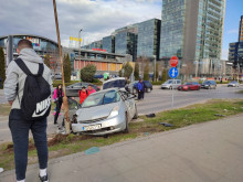 Грозна гледка на бул. "Цариградско шосе" в София: Мъж се блъсна в стълб и го събори