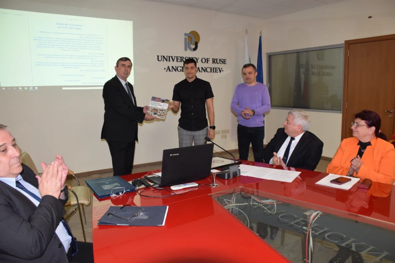 Студентът Теодор Цветков дари сертификата от световния си рекорд за Гинес на Русенския университет