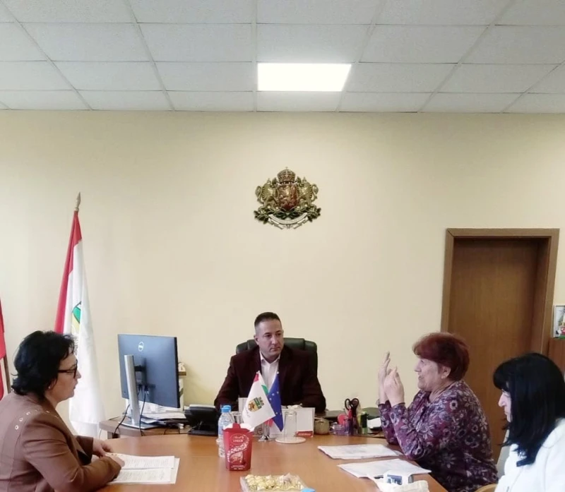 По-добри условия на труд в образованието договориха кметът на Радомир, работодателите и синдикатите