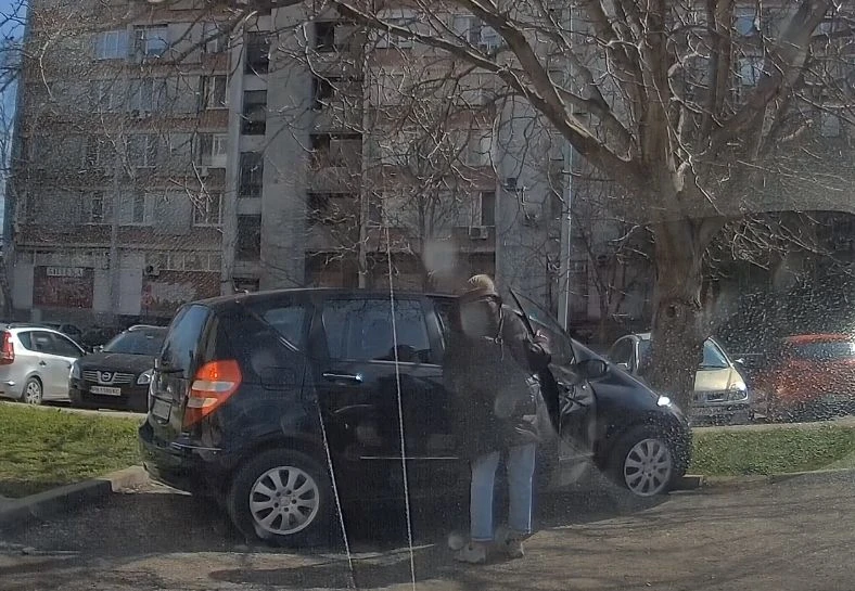 Не сте виждали такова излизане от паркинг