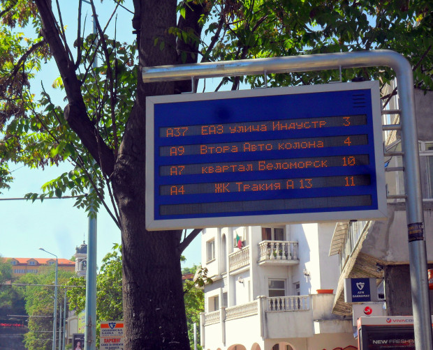 TD Част от електронните табла на автобусните спирки в Пловдив временно