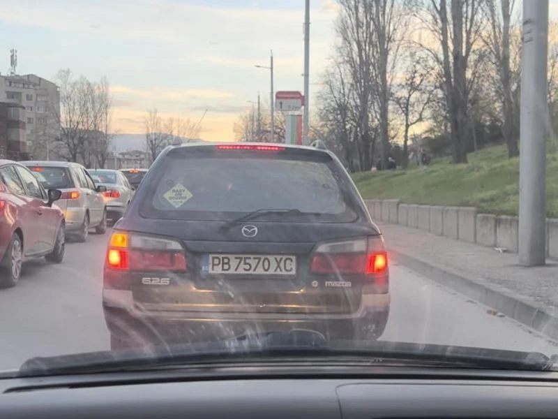Шофьорка: Започнах да му свиря! Отговор: Псуваше ме!
