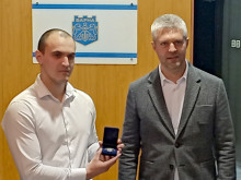 Кметът награди полицай-рекордьор, разкрил над 10 престъпления за 3 месеца във Варна