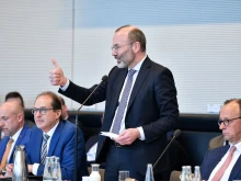 Председателят на ЕНП призова проевропейските партии у нас да подкрепят кабинета на Габриел