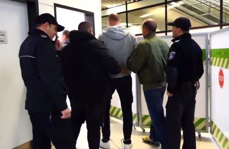 Първи кадри от конвоирането на окования във вериги исполин Рангел Бизюрев