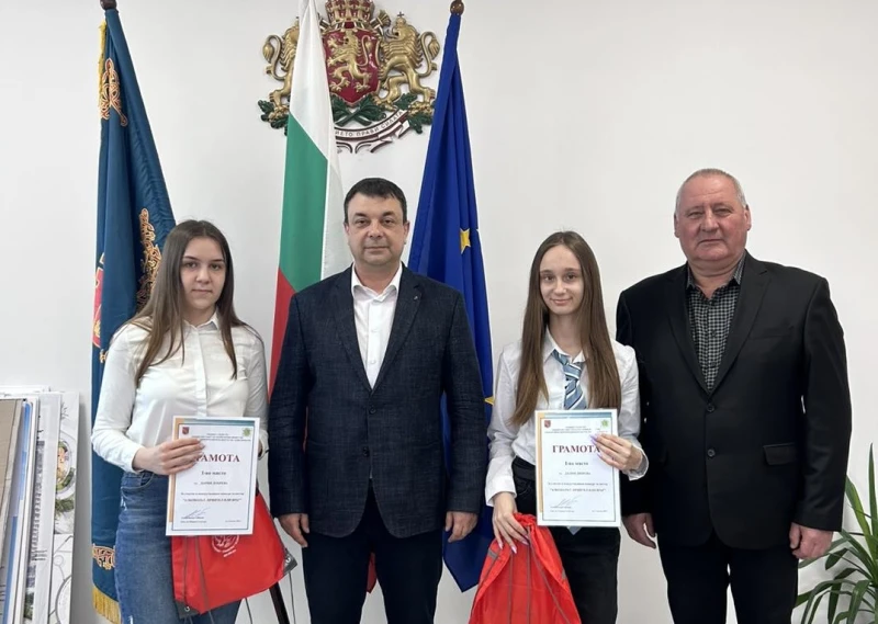 Кметът на Силистра Сабанов награди победителите в конкурса "Алкохолът - приятел или враг"