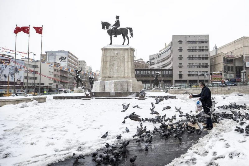 Сняг изненада жителите на Анкара