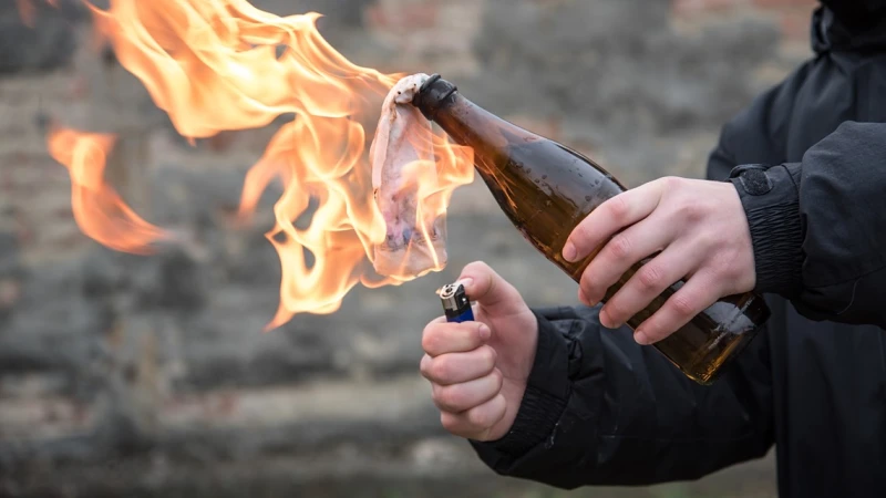 Мъж хвърли горяща бутилка със спирт в кола в Русе заради имотен спор