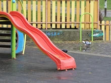 Родители на деца в детска градина: Прибираме децата си със синини, оставят ги без надзор, а от пързалката стърчат пирони