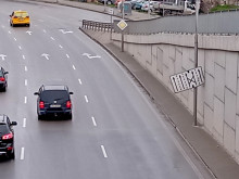 Изключително опасно: Пътен знак се вее на важен булевард във Варна