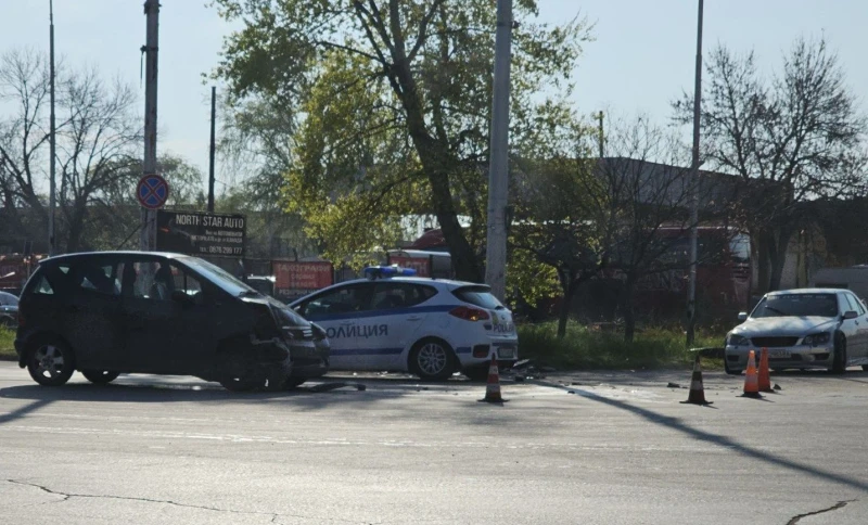 Утрото започна с челен удар на кръстовище в Пловдив