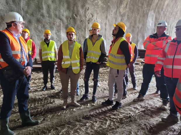Студенти разгледаха как се строи ключов жп участък, където ще се изгради най-дългият двутръбен тунел на Балканите