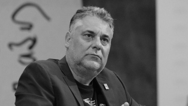 Новината за внезапната смърт на писателя Алек Попов потопи България
