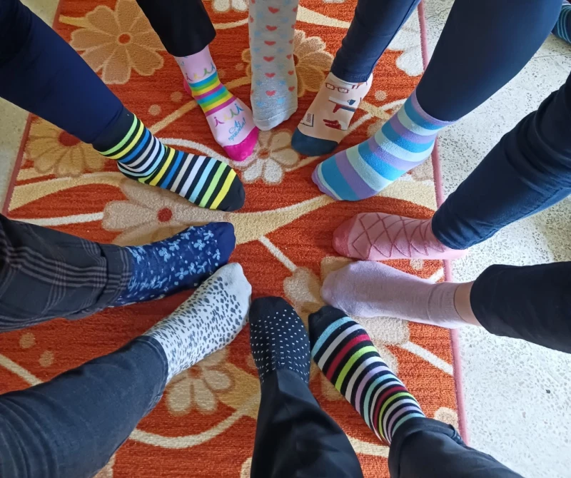 В подкрепа на "слънчевите деца": Учители и малчугани от русенската детска градина "Зора" обуха шарени чорапи