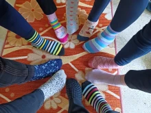 В подкрепа на "слънчевите деца": Учители и малчугани от русенската детска градина "Зора" обуха шарени чорапи