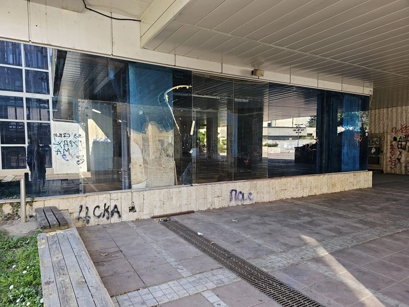 След публикация на "Фокус": Обезопасиха опасна стъклена витрина в Благоевград
