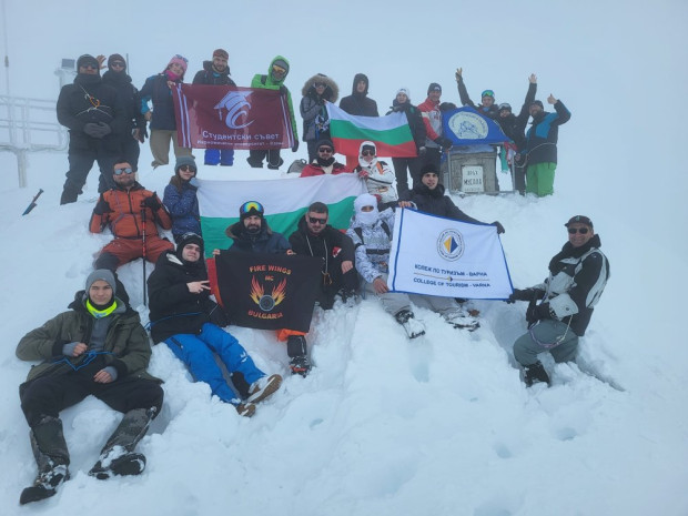 Възпитаници на Икономически университет-Варна изкачиха най-високият връх на Балканите - Мусала