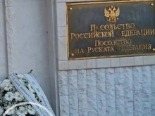Заради терора в Русия: Десетки оставиха венци и цветя пред руското посолство в София