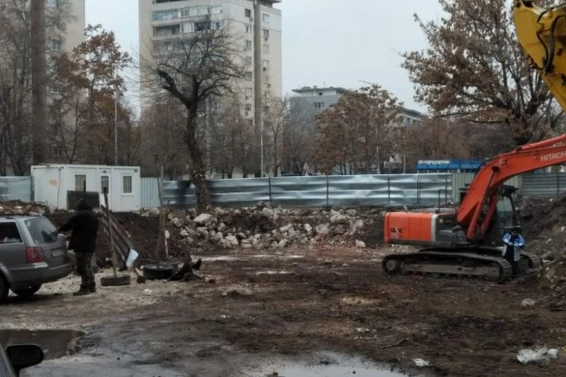 Днес тук има кооперация. Преди това - "Папараци". А помните ли още преди това?