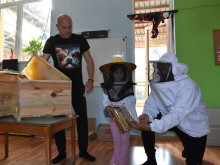 Пчелари даряват био мед на детски градини в Горнооряховско