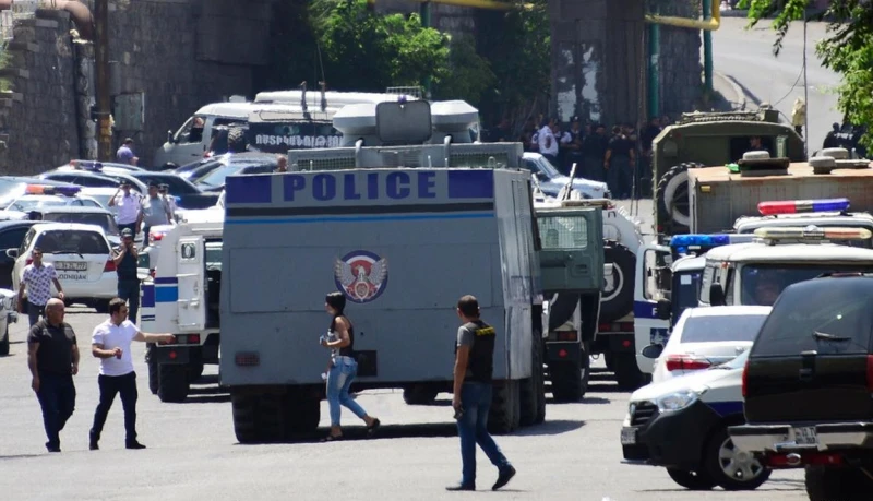 Въоръжени нахлуха в полицейско управление в Ереван