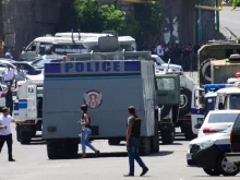 Въоръжени нахлуха в полицейско управление в Ереван