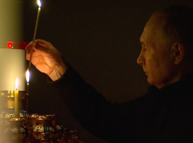 Руският президент Владимир Путин запали свещ в църквата на територията на държавната