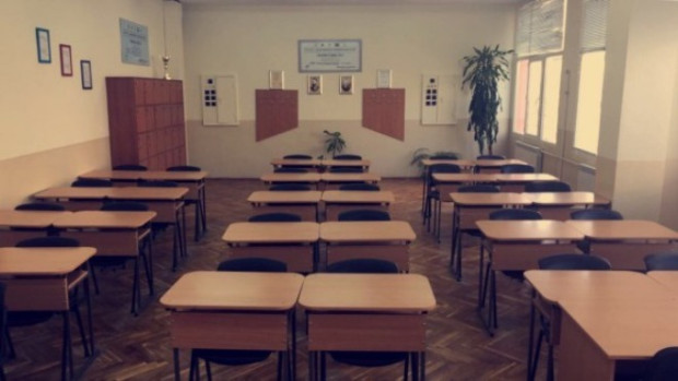 TD 240 учители от Пловдивска област работят в училищата и детските