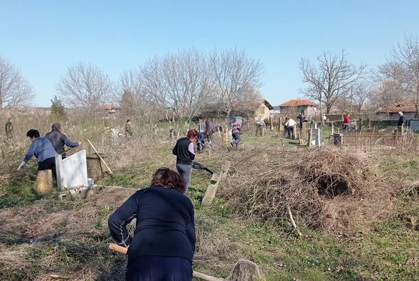 Доброволци почистиха гробищния парк в Йоглав